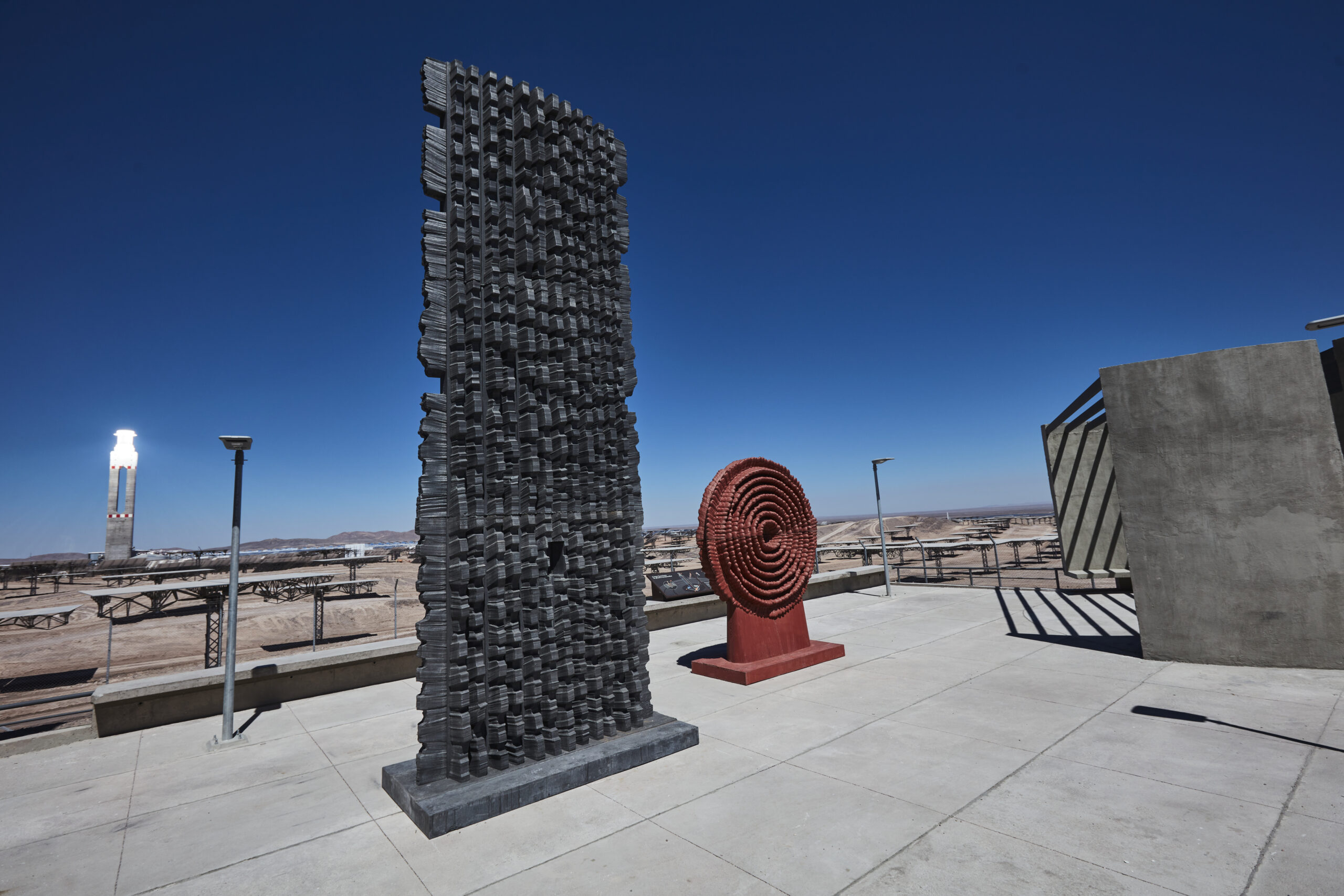 En pleno Desierto de Atacama: Instalan esculturas del Premio Nacional de Artes Federico Assler en Cerro Dominador